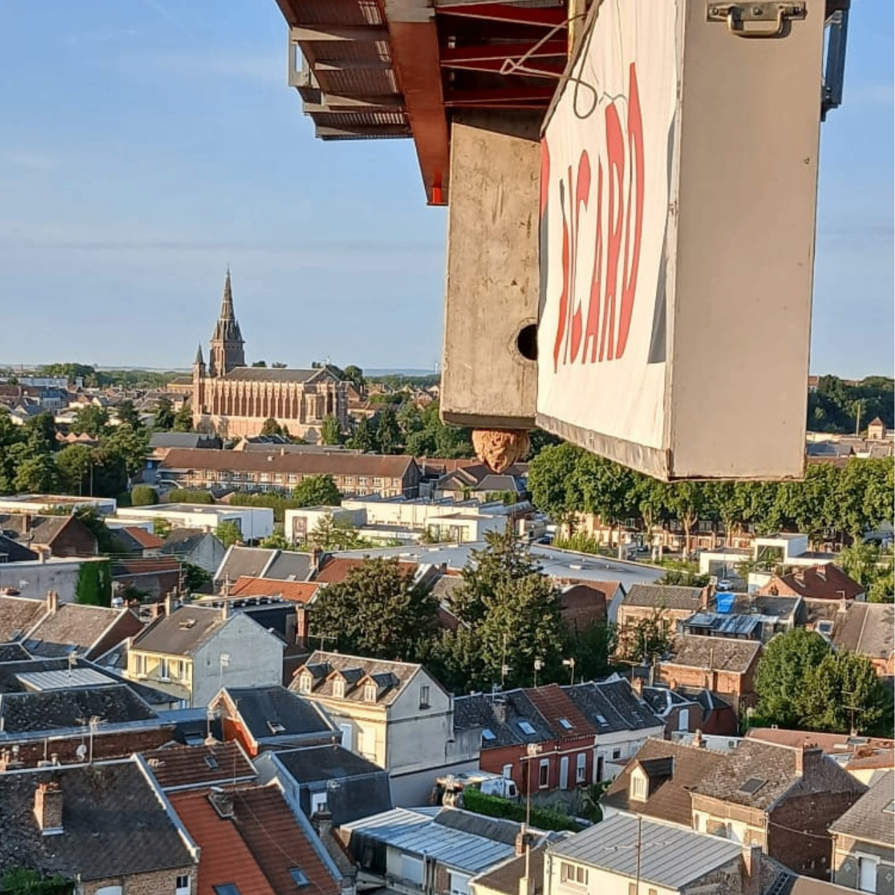 Nid de frelons sous une plateforme en hauteur, vue sur la ville de Guise
